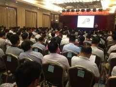 刘启正老师《顶天立地做中层》新乡公开课